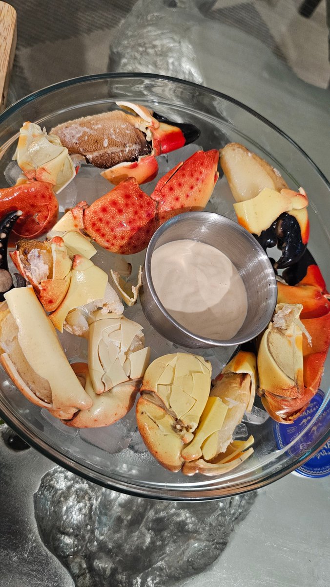 LegerDouzable's tweet image. New year's eve meal prepared by Chef Douz.
Bone-In Ribeye with a cream mushroom Sauce.
Pan Seared Seared Seabass with a lemon butter sauce topped with Caviar.
Stone Crabs with a homemade Mustard sauce

@choppinitupwithdouz
#NewYearsEve #Ribeye #Seabass #Caviar