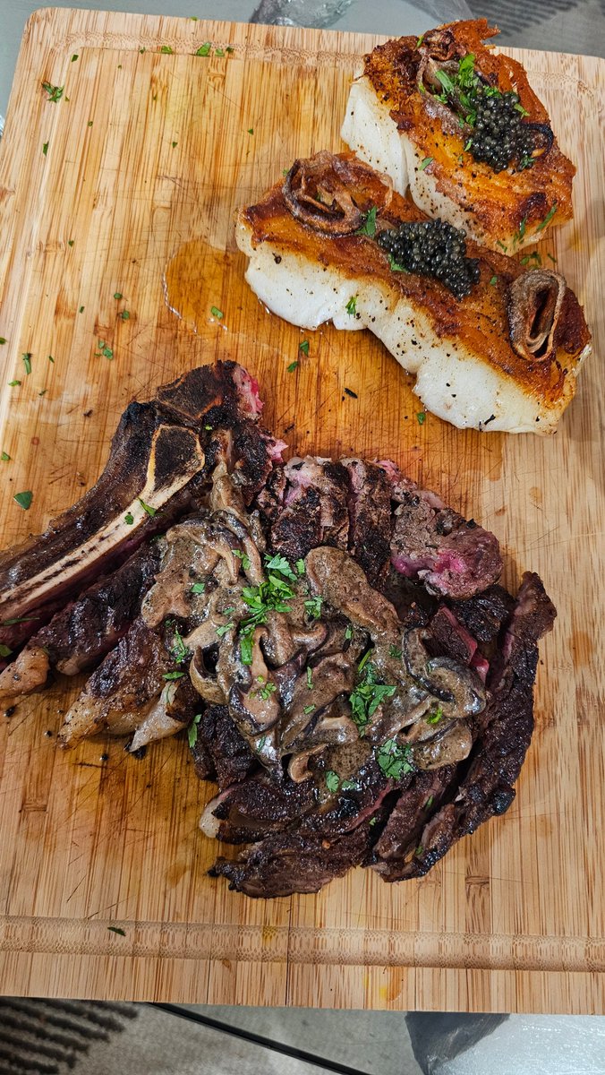 LegerDouzable's tweet image. New year's eve meal prepared by Chef Douz.
Bone-In Ribeye with a cream mushroom Sauce.
Pan Seared Seared Seabass with a lemon butter sauce topped with Caviar.
Stone Crabs with a homemade Mustard sauce

@choppinitupwithdouz
#NewYearsEve #Ribeye #Seabass #Caviar