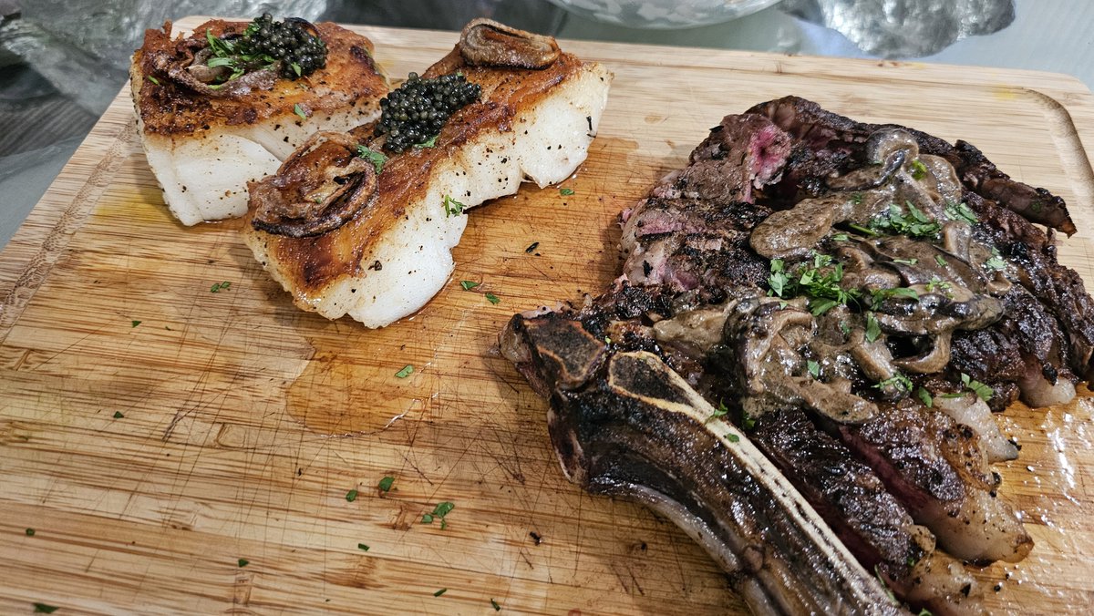 LegerDouzable's tweet image. New year's eve meal prepared by Chef Douz.
Bone-In Ribeye with a cream mushroom Sauce.
Pan Seared Seared Seabass with a lemon butter sauce topped with Caviar.
Stone Crabs with a homemade Mustard sauce

@choppinitupwithdouz
#NewYearsEve #Ribeye #Seabass #Caviar