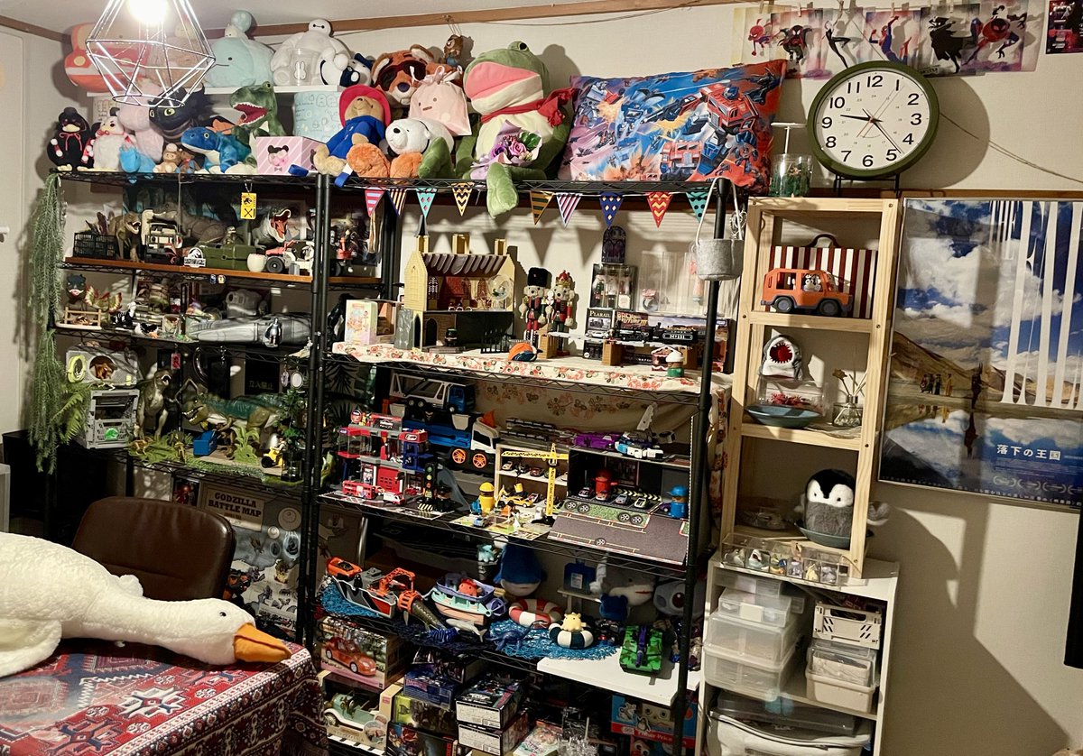 CrasySpica's tweet image. つづいて隣の和室もオモチャ部屋へ改造
トイザらスのどでかいプレイセットが好きなんだ！！！
棚ごとにテーマを決めて簡易ジオラマにして遊んでる。

#jurassic #JurassicWorld #jurassicpark