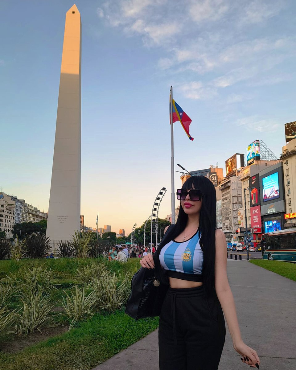 PalaveccinoLu's tweet photo. 🇻🇪 Ayer pasé por el obelisco y flameaba la bandera de Venezuela. El pueblo celebraba la caída del narcodictador Maduro. Gracias, Trump, por intervenir🇺🇸 Gracias a nuestro presidente Milei, que siempre estuvo del lado correcto 🇦🇷 Estamos viendo el fin del socialismo siglo XXI. 🙏🏻 https://t.co/JJ7frcEi6v