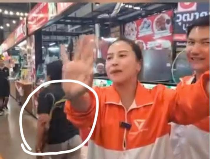 โดนต้นไม้ฟาดในขณะหาเสียง ใครได้ฟังข่าวก็ตกอกตกใจกัน จะเป็นยังไงก็ตามไม่ควรใช้ความรุนแรง พอเห็นต้นไม้เท่านั้นแหละ คือขำท้องแข็ง คงเจ็บน่าดู แต่แว่วมาคือไม่ได้โดนจริง แต่รับบทเหยื่อ ￼เอ๊ะ คุ้น ๆ