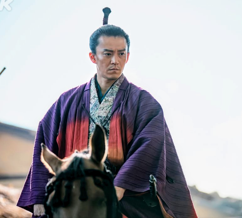 小栗旬は、初回から信長らしい風格を醸し出していた。鎌倉殿の小四郎の