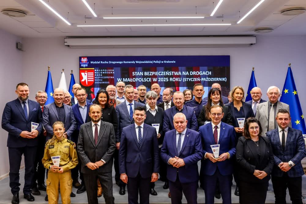 MWRBRD's tweet photo. 2025r. najbezpieczniejszym na mał.drogach -to ciężka praca wielu organizacji. W 2019 r.wyznaczyliśmy cel: zmniejszyć liczbę ofiar śmiert. o 50% do 2025r, mimo że ogólnopol. plan przewiduje to na  2030r. Wszystko wskazuje na to, że udało się go osiągnąć @Smolka_Lukasz https://t.co/6tVWD30ROc