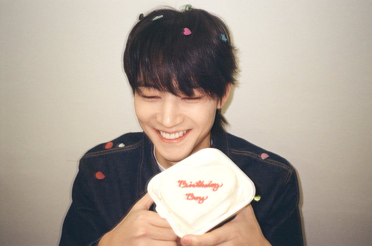 HAPPY BIRTHDAY JAY B 🎂💙
สุขสันต์วันเกิดแจบอมคนเก่ง ขอให้เธอมีความสุขในทุกวัน ถูกค้นพบมากขึ้นเรื่อยๆ สุขภาพแข็งแรง ได้ทำในสิ่งที่รัก ขอบคุณที่เกิดมาให้รัก น่ารักแบบนี้ตลอดไปเลยนะ

#DarlingLeaderJAYBDay
#제이비와_함께할_매일
#JAYB <a href="/jaybnow_hr/">JAY B</a>