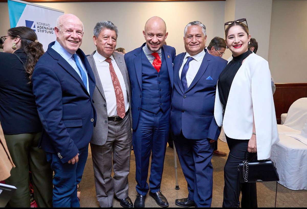 Adriana Rivera, hija del pelado Ramiro, es la asesora de comunicación de la esposa de Mario Godoy. 

Rivera además es el mentor de Andrés Castillo, que al día de hoy sería el “gran estratega” del caso, por el cual quieren involucrar a Lasso con Correa.

Al parecer Fausto Jarrin