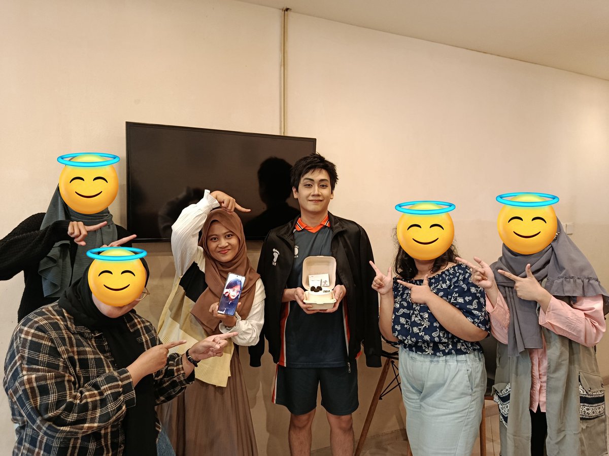 Masih gak nyangka bday partynya daichi yg sangat mini ini beneran jadi😭😭

Niatnya asbun aja gamau rayain sendiri (nunggu bday event benerannya gaada😔) malah bisa rayain bareng temen baru dan DAICHINYA BENERAN😭🫠