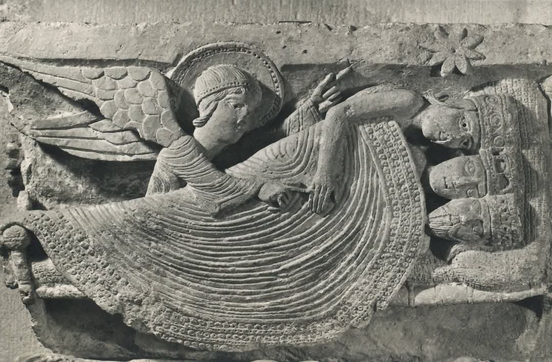 Gabri91MG's tweet image. Como cada noche de Reyes, hay que recordar este breve poema de Unamuno:

"Agranda la puerta, padre,
porque no puedo pasar;
la hiciste para los niños,
yo he crecido a mi pesar.

Si no me agrandas la puerta,
achícame, por piedad;
vuélveme a la edad bendita
en que vivir es soñar."