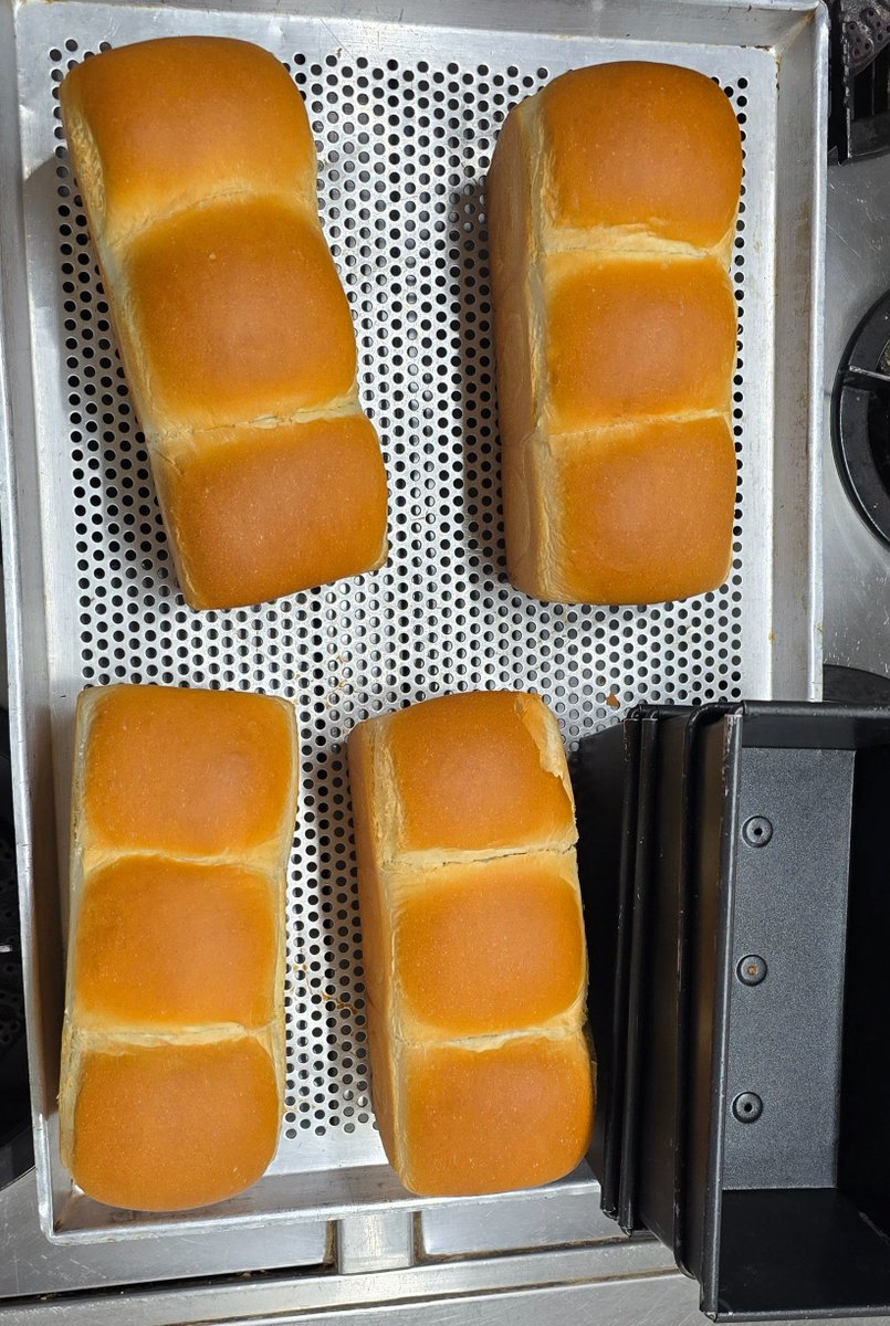 Сегодня обучили печь молочный хлеб🥹