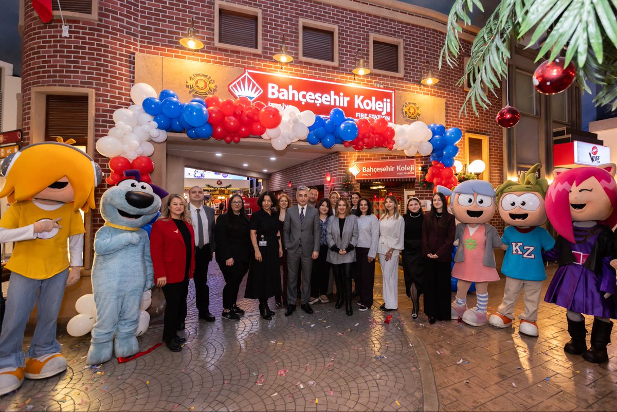 🚒 Bahçeşehir Koleji İtfaiyesi Kahramanları Görev Başında!

Bahçeşehir Koleji İtfaiyesi’nin KidZania İstanbul’daki açılışını büyük bir heyecan ile gerçekleştirdik.

Cesaret, dayanışma ve takım ruhuyla eğlenerek öğrenen minik itfaiyeciler; kriz anlarında doğru karar almayı,