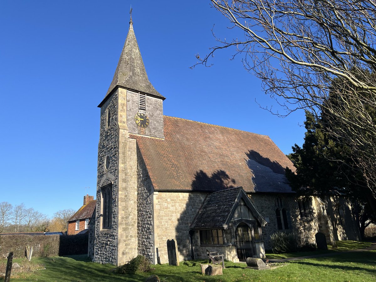 Crohnoid's tweet photo. Glorious day for taking #Houdi for a walk albeit rather cold. Not a cloud in the sky! https://t.co/MUQUHmxtZl
