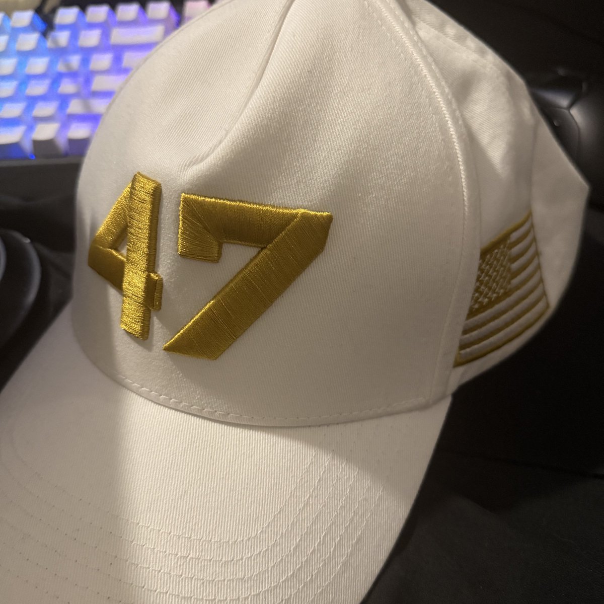 aus_pill's tweet image. It’s 2am and I’ve randomly been reminded of my debate with Charlie Kirk from some months ago.

Firstly, I was rewatching my stream from yesterday and noticed that the hat I was wearing was one Charlie gave me after we debated, which sent me into a somewhat depressing rewatch of…