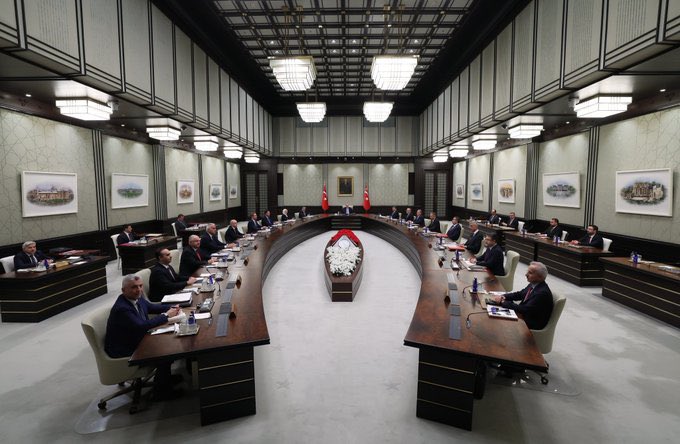 Cumhurbaşkanlığı Kabinesi, Cumhurbaşkanımız <a href="/RTErdogan/">Recep Tayyip Erdoğan</a>’ın başkanlığında Cumhurbaşkanlığı Külliyesinde toplandı.

Aylardır yolunu gözlediğimiz 20.000 öğretmen ataması için artık “müjde” zamanı gelmesi dileğiyle. 

Hayırlı haberler bekliyoruz 

<a href="/tcbestepe/">T.C. Cumhurbaşkanlığı</a>