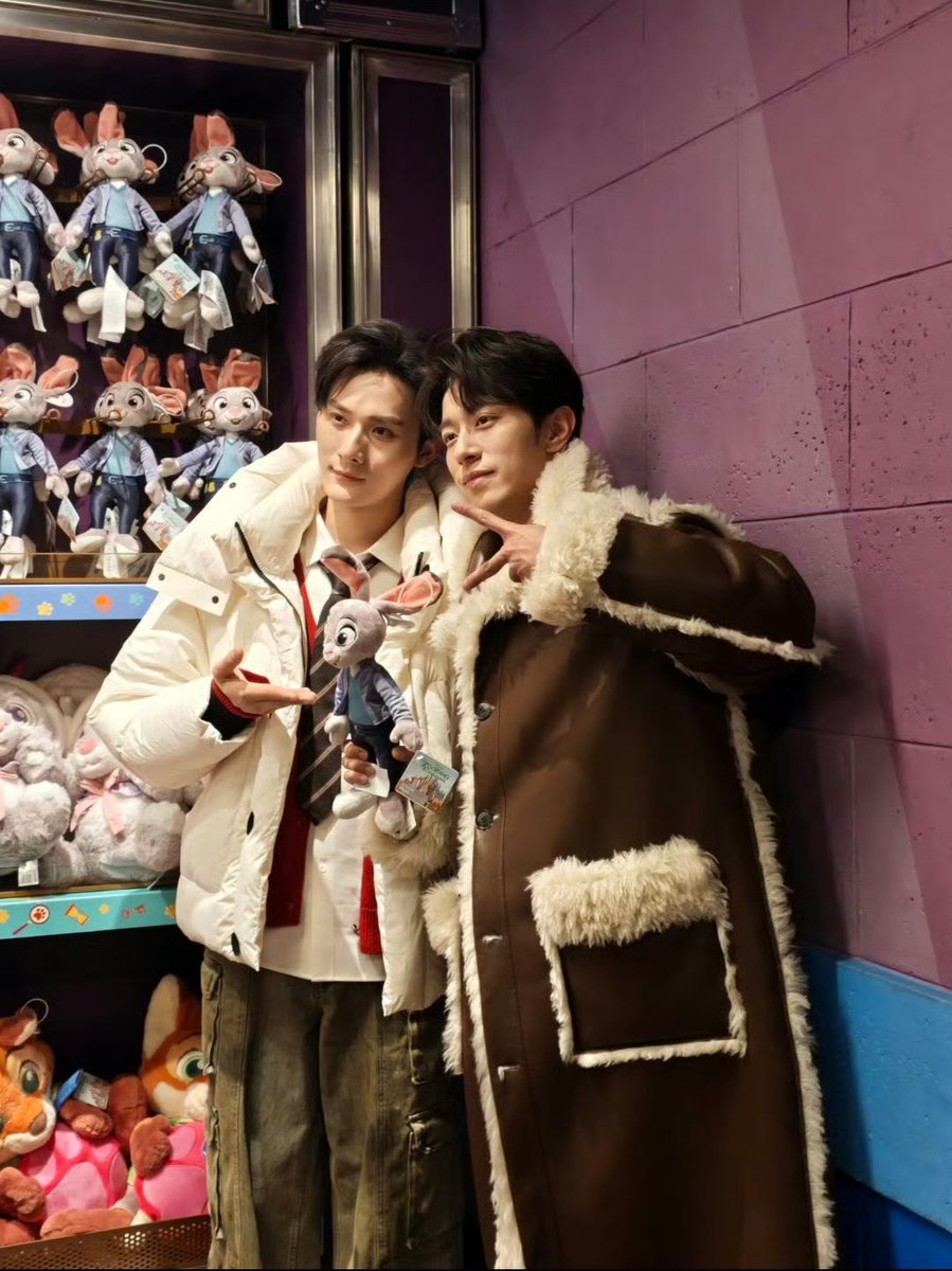cherryninie's tweet image. Peien once said, “I need someone to talk to… no one is talking to me”

And now, he’s at Disneyland with someone who loves him, sharing popsicle shaped chocolate bars, wearing matching Chip&amp;amp;Dale hats and taking sweet photos together 🥺💖