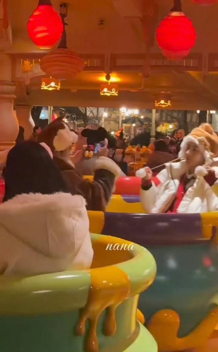 cherryninie's tweet image. Peien once said, “I need someone to talk to… no one is talking to me”

And now, he’s at Disneyland with someone who loves him, sharing popsicle shaped chocolate bars, wearing matching Chip&amp;amp;Dale hats and taking sweet photos together 🥺💖