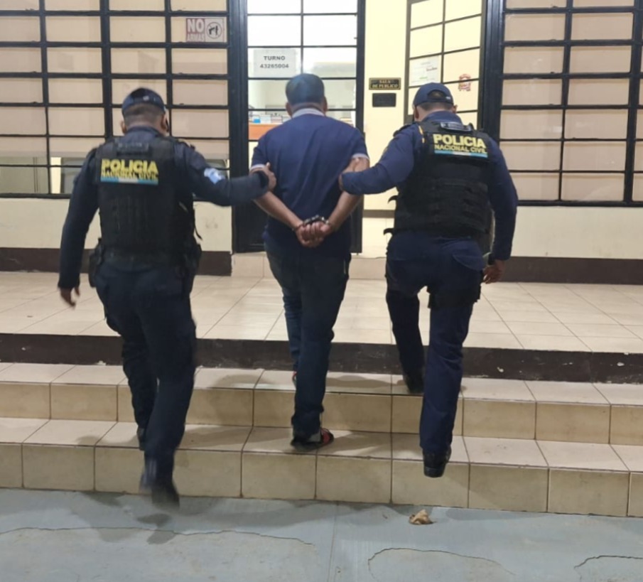 #AHORA En El Naranjo, La Libertad, Petén, fue capturado un hombre de 38 años de edad, sindicado del delito de asesinato. Es presunto responsable de dar muerte a una mujer de 28 años, cuyo cuerpo fue localizado envuelto en sabanas, flotando en el lago de Amatitlán, en 2021
