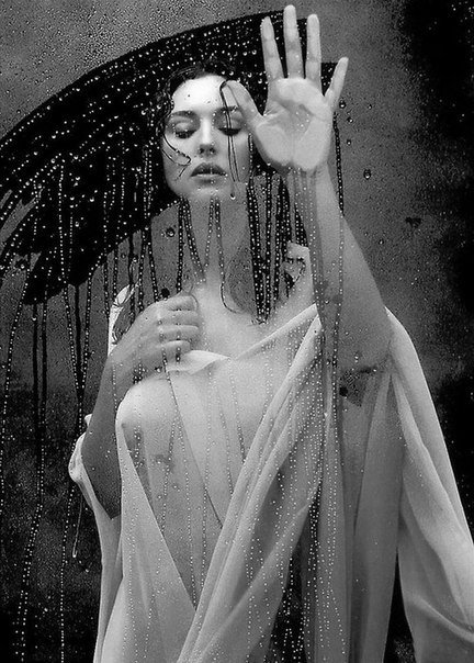 TheStingisBack's tweet image. Monica Bellucci loves getting wet