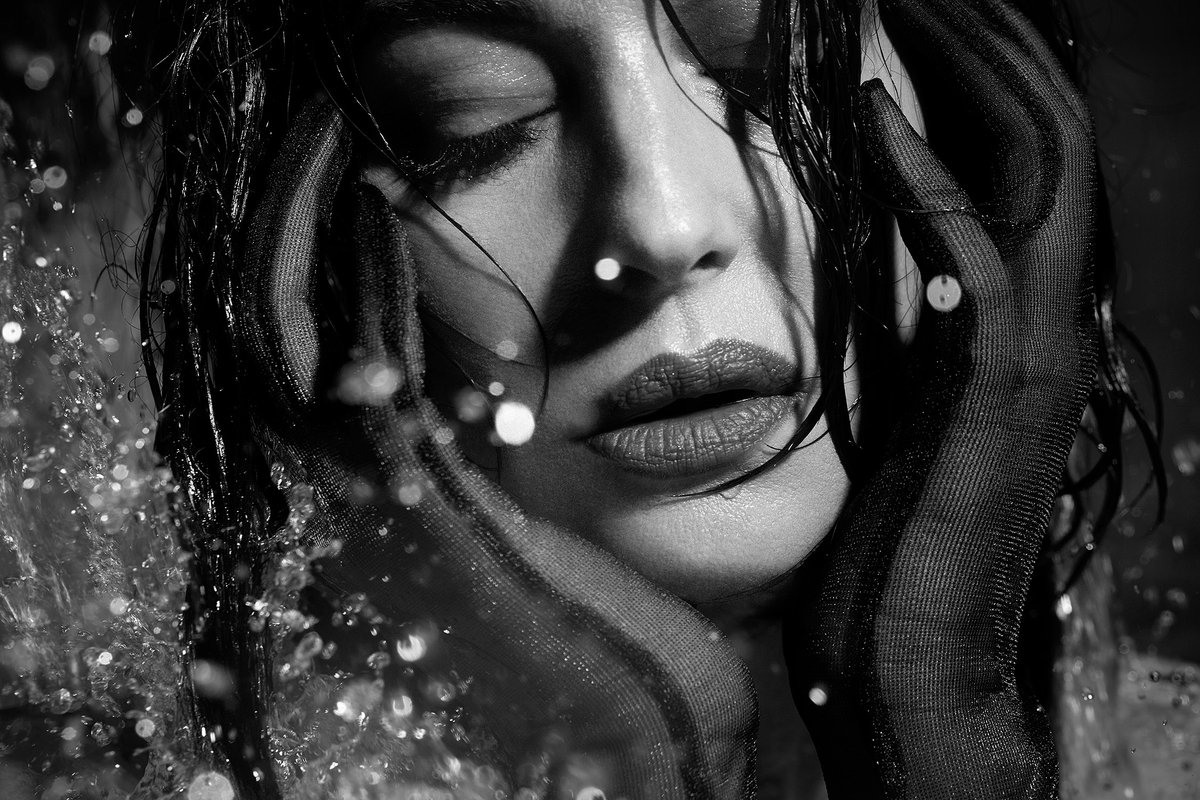 TheStingisBack's tweet image. Monica Bellucci loves getting wet