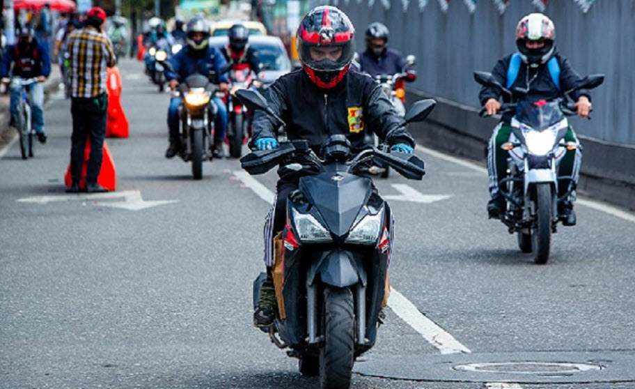 lu_guzma's tweet photo. ¿Qué pasa con las motos en Bogotá? ¿Por qué está creciendo tanto su uso? En nuestro último #PaperSur, junto con @HopkinsINJURIES nos preguntamos por qué la moto es tan atractiva y qué medidas podrían ser efectivas para reducir su uso. Va🧵larguito: https://t.co/pBxeTPWbHe