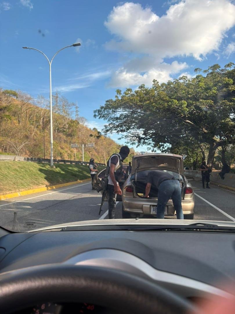 #5Ene #Caracas #Alerta: Eviten circular por la Cota Mil. Están parando a la gente, bajándolos de los carros y revisando vehículos y celulares. Presencia de colectivos o policías de civil