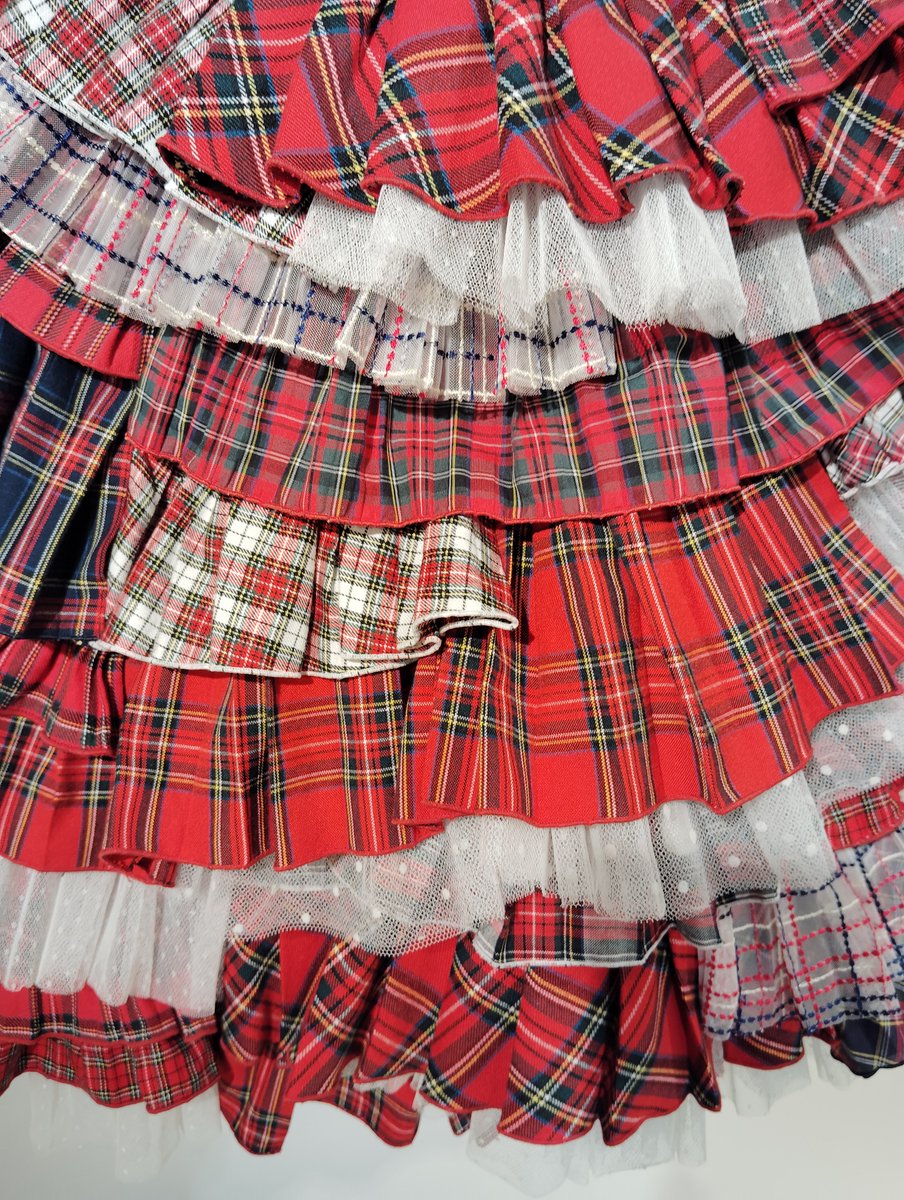 「#AKB48大衣装展 生で見たかった峯岸みなみ卒業ドレス。映像で見たときはザ・ア」|カツピロ（漫画家風味）のイラスト