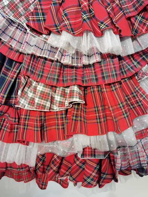 #AKB48大衣装展 生で見たかった峯岸みなみ卒業ドレス。映像で見たときはザ・アイドルなイメージだったが肉眼で見たらロンドン風味。峯岸みなみのアイドル人生がパンクだったって裏テーマを表現したのかひら?マジでヴィヴィアン・ウエストウッドが生きてたら嫉妬しまくったと思た。#オサレカンパニー
