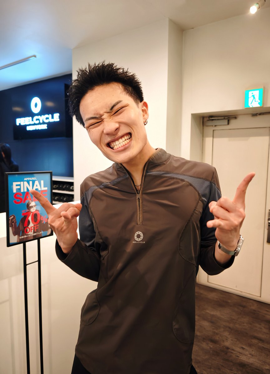 umm__fc's tweet photo. 🖤G.Ryomaさん　3-Rock1
新年初漕ぎ🎍✨景気良く🟥から🤣

Apocalypticは女性ボーカルの美声ファルセットが鳥肌だし、Hallowed〜は低音かつ超ロングトーンで響き渡る’Running lo〰︎〰︎〰︎〰︎w🎶’は毎回感動🫨❣️

Paradise Cityの無重力ステップは軽快でかっこいいし、曲ごとの表現変化も楽しい🤭
.

あけましておめでとうございます（遅）
🐇漕ぎは10日ぶり、いきなり🟥はキツ〜〜😇
リョーマさんは年末年始フル休みだったらしく、キツかった〜とのことでしたが、全くそんなの感じないくらいの激アツ爆イケレッスン🎸
.

まず曲かけて「ポジションスリースタンダップ、ジャスリーズム🎶」がもう超イケボで良すぎます😌
リョーマさんの「リズム！！」の言い方、唯一無二でオシャレでいいよね〜🥹
Highway Starは’Alright, hold tight, I’m a highway star’の歌ウマ最高だし、highway starは歯切れよく一言ずつ叫ぶスタイル☺️

Apocalyptic、女性ボーカルの高音’Ohhhhhhhhhhh〰︎〰︎🎶’も本当綺麗に歌い上げてて大感動✨🥹✨
プッシュアップもキレッキレに飛び込む感じだし、「アオ‼️‼️😚💥」の雄叫びかっこよ👏🏻

爆速All I Want、このプログラムで1番苦手で死にたいんだけど、正月太り解消を念頭に気合いで乗り切る🤣
リョーマさん、ひたすらガチ漕ぎしながら低音で”Show me your power FEELCYCLE‼️😠‼️”ってドスきかせて鼓舞、最高〜😙🤘🏻

Hallowed Be Thy Nameは、終始ゴッリゴリ低音ボイスのリョーマさん🔥
まず冒頭の’Running lo〰︎〰︎〰︎〰︎w🎶’の超ロングトーン歌、分かっちゃいるけど毎回良すぎます…🫠
鳥肌立つ🫨
あと1:37〜’When the priest comes to lead me the last rites’あたりで音が消える瞬間に合わせる音ハメで、片腕ずつ振り上げてるのもカッコよかった☺️
途中テンポが一瞬変わるタッペンプッシュ（×2？）はちゃんとガイドしてくれるので、迷わずわかりやすい🙏🏻

リョーマさん、どの曲でもくまなくスタジオ見渡してしっかり1人1人見て下さるのも素敵☺️

Shoot to Hillは一気にオーラ変えて、明るい声で「フーフー⤴︎⤴︎🥳」「アオ💥」の盛り上げ。IKBの虹色🌈手動照明も相まってもう楽しさしかない🙏🏻
途中ニッコニコで’Make your smile😆☝🏻’って言ってたのkawaii〜🥹
超高音の’Shoot you‼️’「アーーーーーーーオ😙‼️」言いながらのランもテンション上がる😙

Paradise Cityは前半は超軽快なステップ🦵🏻✨踏みまくってて、重力感じさせない華麗な動きで最高。
ダンベルだったかも知れないけど、くるっとターンしながらのステップも多めで楽しい🤭

ラストのいつ終わるか分からないRUN、超絶デカボで「🗣️ラァァァァァアァアーーーーーーーーーーーーーーン‼️」”NEVER GIVE UP GUYS‼️‼️””You and me, do it together‼️‼️”などと全力で励まし🙏🏻✨

新年1発目からキツかったけど楽しかったー🥳

1月からはIKB時間漕ぎメインなので、リョーマさんの未受講のも色々漕ぎたい😙