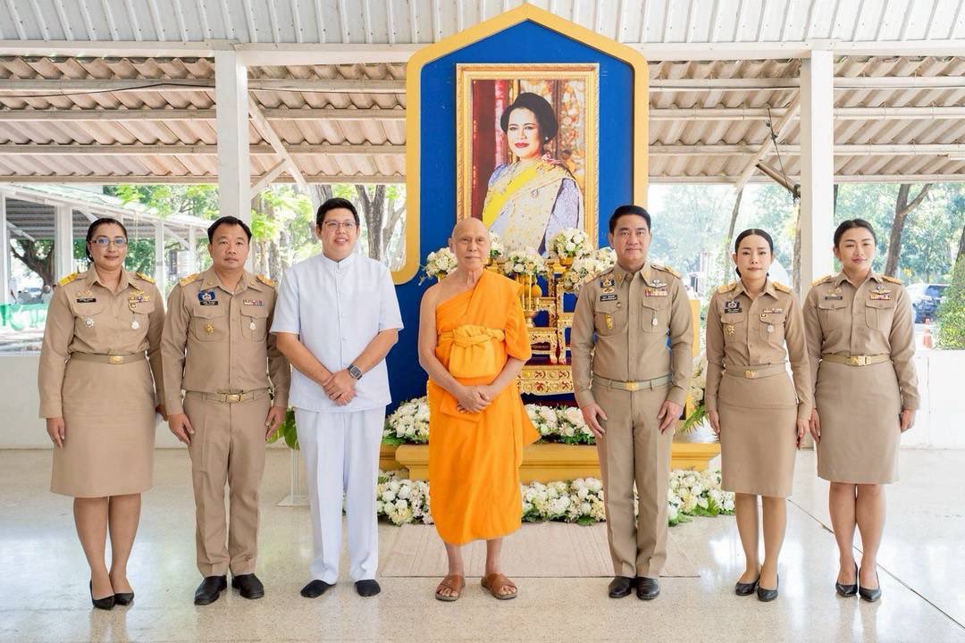 TheSenderTH's tweet photo. รองผู้ว่าฯ ปทุมธานี เป็นประธานมอบของขวัญ หนุน 200 องค์กรภาคีเครือข่าย “บวร” สนับสนุนการจัดกิจกรรมงานวันเด็กแห่งชาติ 2569 ณ วัดพระธรรมกาย อ.คลองหลวง จ.ปทุมธานี https://t.co/BEdlACAMe8 https://t.co/vj3YDbfgeS
