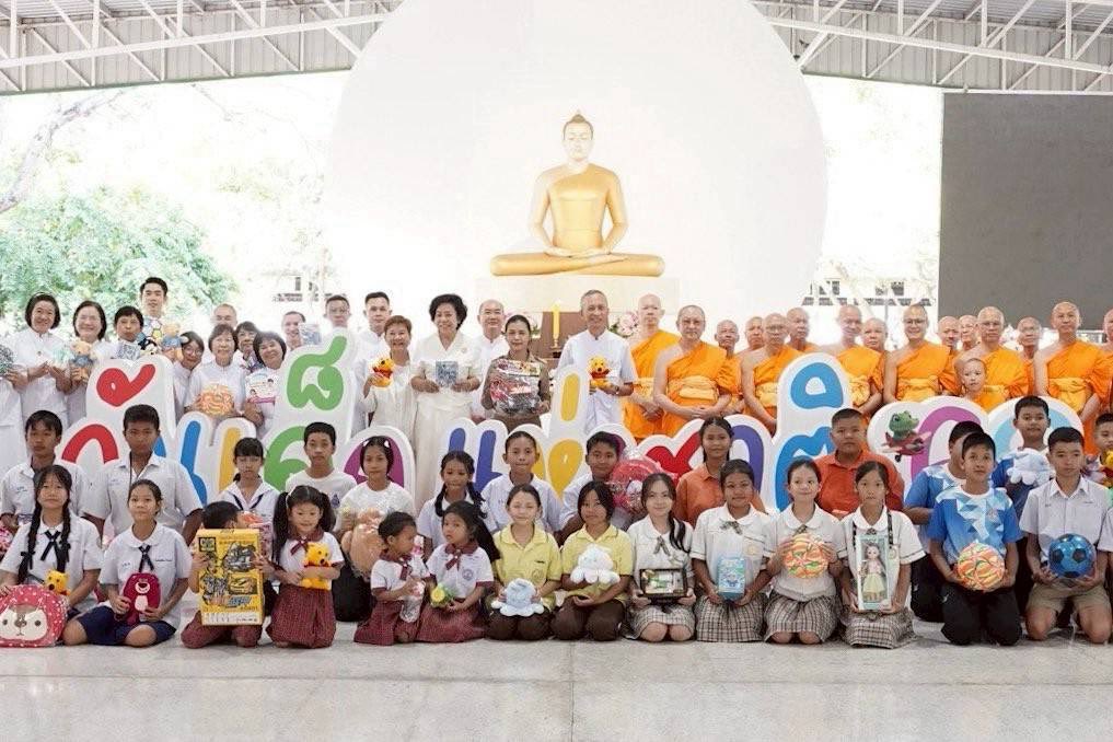TheSenderTH's tweet photo. รองผู้ว่าฯ ปทุมธานี เป็นประธานมอบของขวัญ หนุน 200 องค์กรภาคีเครือข่าย “บวร” สนับสนุนการจัดกิจกรรมงานวันเด็กแห่งชาติ 2569 ณ วัดพระธรรมกาย อ.คลองหลวง จ.ปทุมธานี https://t.co/BEdlACAMe8 https://t.co/vj3YDbfgeS