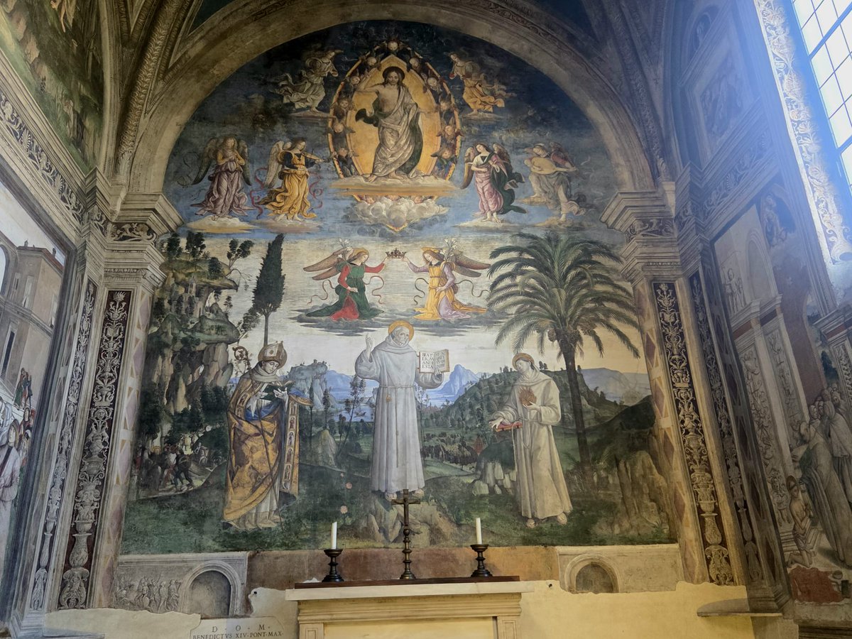 vaticannews_it's tweet photo. Questo luogo di culto #francescano nasce e cresce su questa tensione verticale, che ancora oggi struttura l’esperienza dell’edificio. Prima ancora di varcarne la soglia, si è chiamati a salire.
Leggi l'articolo e guarda il video di @mariamilviamor
⬇️
https://t.co/huyhEONgMS https://t.co/bDkzBYfaPL