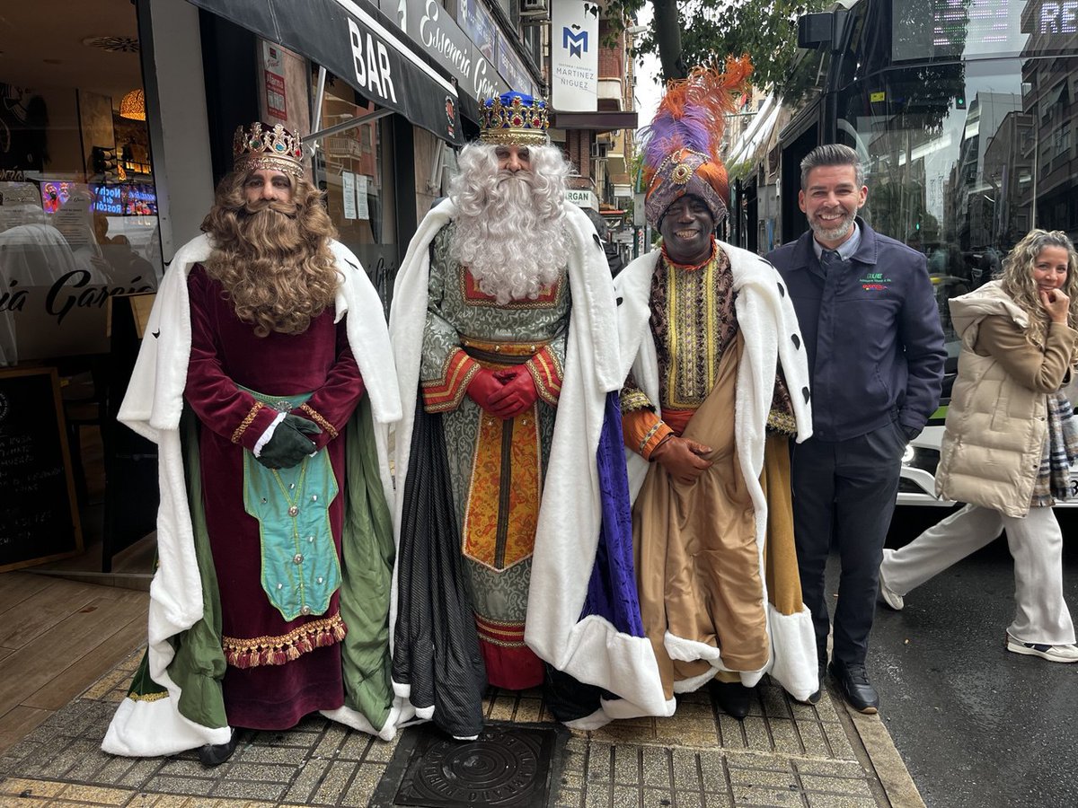buselche's tweet photo. Hemos tenido el placer de llevar a Sus Majestades los Reyes Magos hasta la cabalgata, contribuyendo a que la magia y la ilusión recorran las calles de nuestra ciudad. https://t.co/K285Oo0RyP
