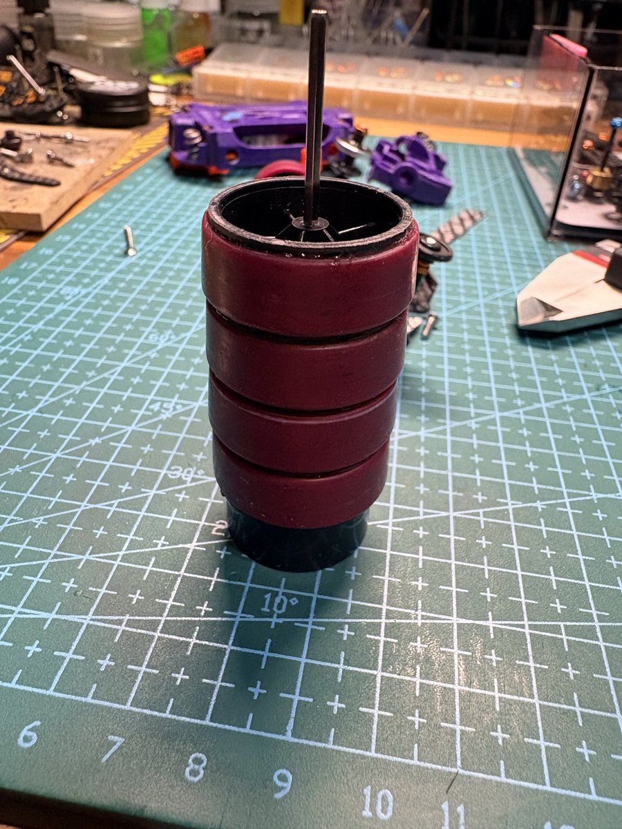 ShadowBreakerZ3's tweet image. 今週はタイヤ、タイヤ、タイヤ
シャーシもシャーシもシャーシも
なんなら、予備シャーシと提灯も
／(^o^)＼
#ミニ四駆