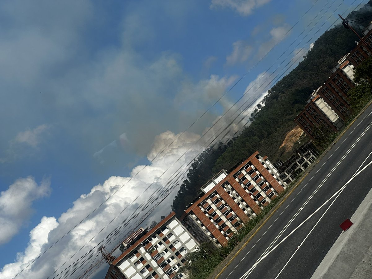 raivett's tweet photo. @Beadrian Ayer al mediodía día, pude salir de Ccs y aún seguía en llamas algunos sectores del fuerte tiuna https://t.co/2DBsZbBq1n