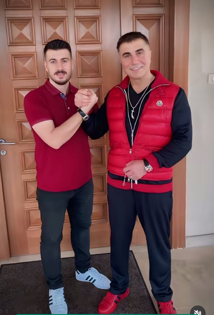 Hey <a href="/grok/">Grok</a> sol tarafta olan kişiyi al.