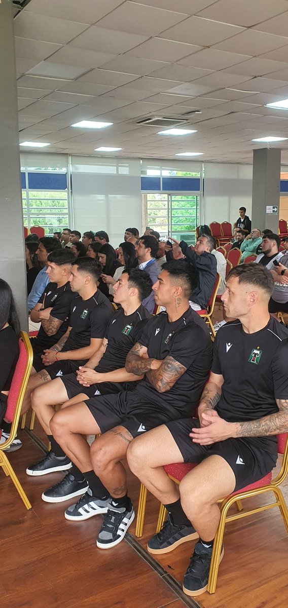 zonadeportiva1's tweet photo. PRESENTACION NUEVA CAMISETA DE DEPORTES TEMUCO.
SALON VIP ESTADIO GERMAN BECKER
EN LA FOTO LOS NUEVOS JUGADORES DEL CLUB https://t.co/Lpw3WbOcy0