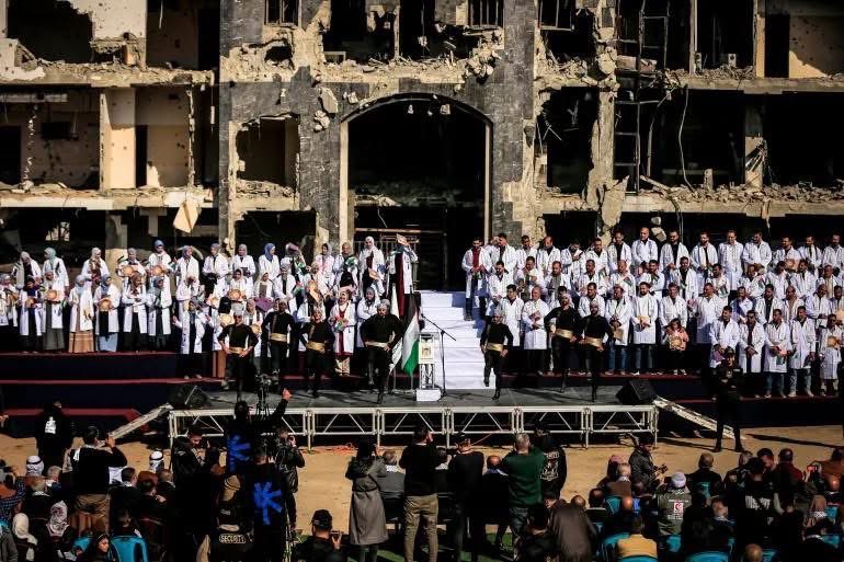 230 nadide öğrenci, Gazze’de yaşanan vahşi katliama ve soykırıma karşı şifa hastanesinin önünde mezuniyet diplomalarını aldı. Şifa olma umutlarını tazeledi. 🇹🇷🫶🇵🇸