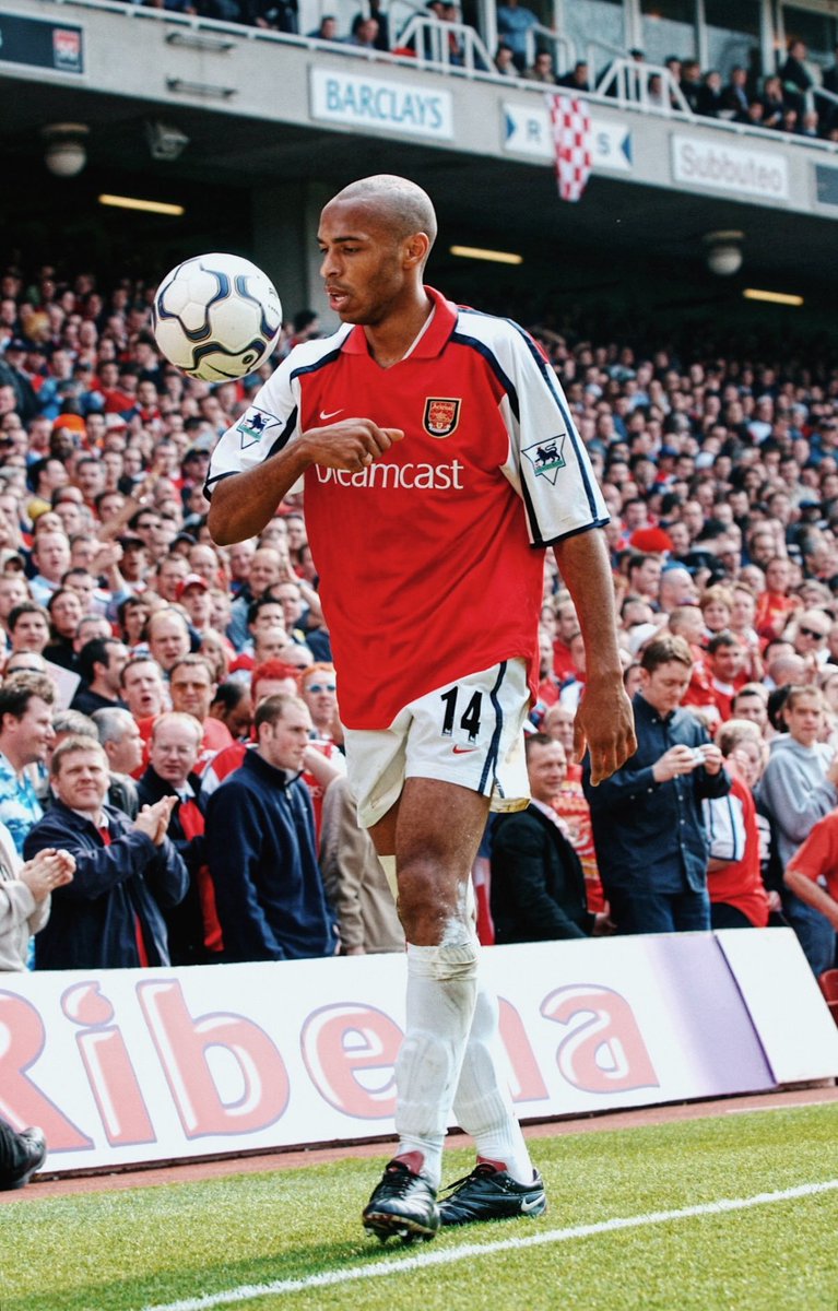 _PointDePenalty's tweet photo. Arsenal chez Nike, début des années 2000, on oubliera jamais... https://t.co/KfCaHQtSp5