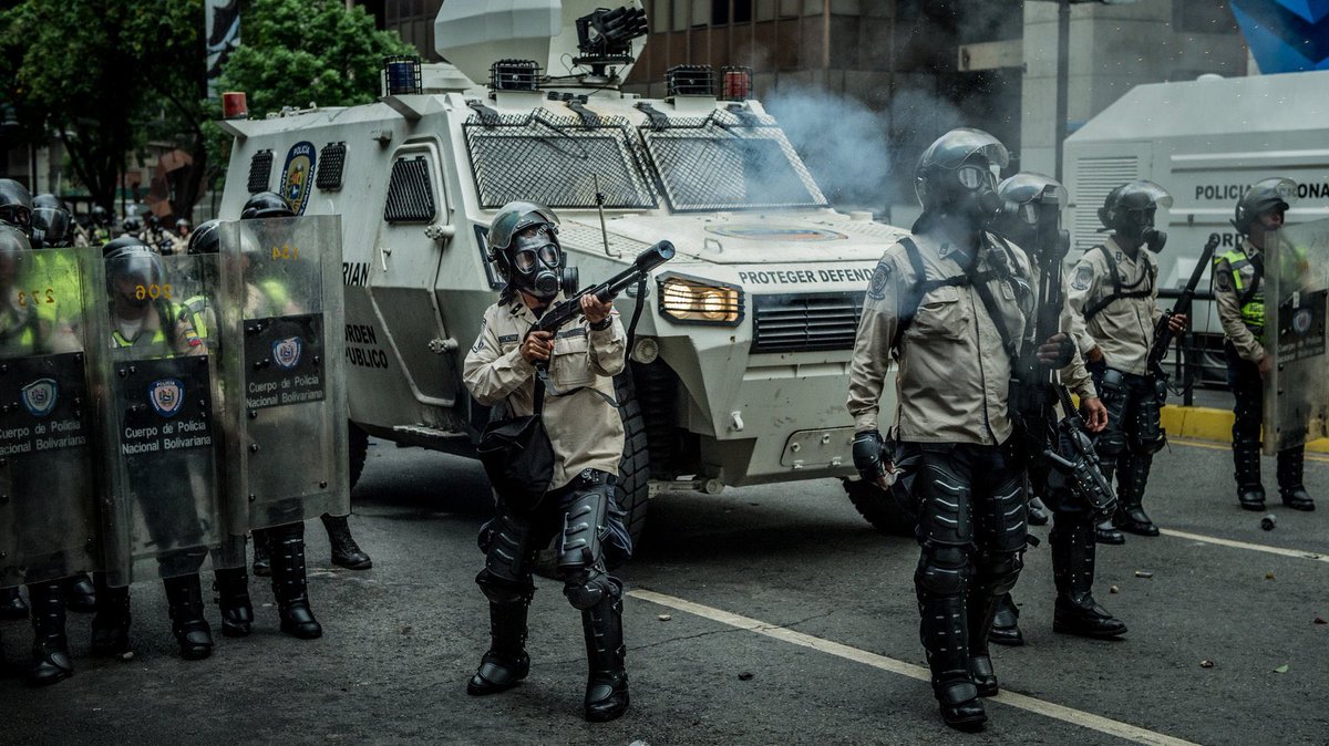 Comienza la represión del gobierno interino de Venezuela 🇻🇪.

De acuerdo a Reuters, el gobierno venezolano🇻🇪 ha ordenado a la policía arrestar a cualquiera que haya apoyado la operación estadounidense 🇺🇸 para capturar a Nicolás Maduro 🇻🇪.—Reuters