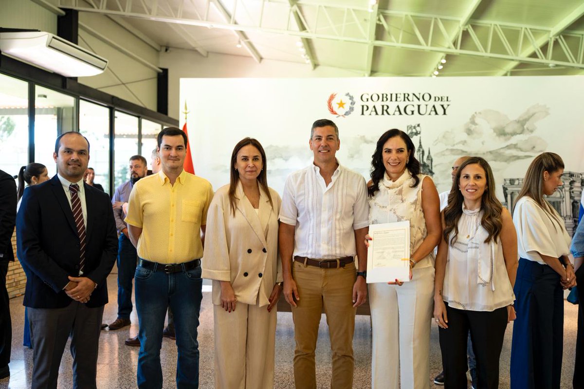 SantiPenap's tweet image. ¡Una obra que beneficiará a millones de paraguayos!

Con la firma del contrato para la ampliación y mejoramiento de la ruta PY01 damos un paso importantísimo para transformar esta importante ruta que brindará viajes más fluidos y seguros.

Un Paraguay Gigante, es un país mejor…