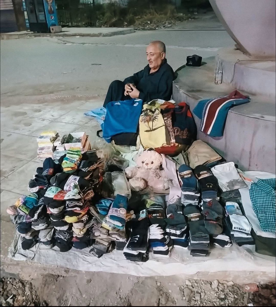 أهالينا الكرام في بني سويف

والله المنظر يوجع القلب 💔..
راجل كبير في السن قاعد على الأرض تحت الساعة عند مزلقان الشاملة – قدام كشري البكري، محافظة بني سويف من بعد العشاء لحد الساعة 11 الصبح، سهران في البرد والحر عشان يبيع هدوم وشربات كبار وأطفال وحريمي يعيش بيهم بالحلال. عم عادل