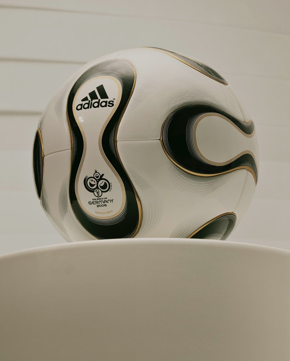 Le ballon Teamgeist de 2006 pour nous c'est vraiment TOP3 ballon ALL TIME et pas dernier