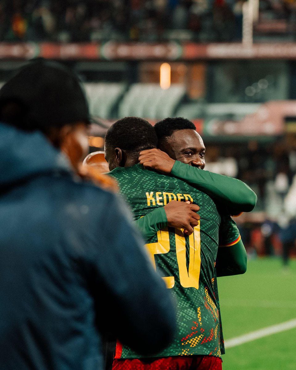 AllezLesLions's tweet image. 🔴 Olivier Kemen à Arthur Avom : « Ils demandent qui va jouer ? La réponse est simple : on s’en fout. On est une équipe, on se fait confiance les uns les autres. Allez mon gars Avom ! Le Cameroun d’abord, toujours le Cameroun ». 🦁🇨🇲