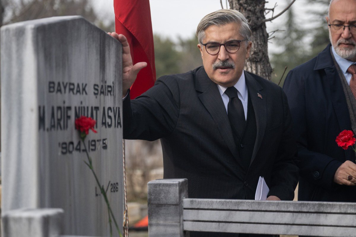 📍Ankara 🇹🇷

AK Parti Kültür ve Sanat Politikaları Başkanlığı olarak, başkan yardımcılarımızla  “Bayrak Şairi” Arif Nihat Asya’yı vefatının 51. yıl dönümünde kabri başında ziyaret ettik.

Bayrağı bir sembol değil; bir milletin haysiyeti, istiklâl iradesi ve ortak vicdanı olarak