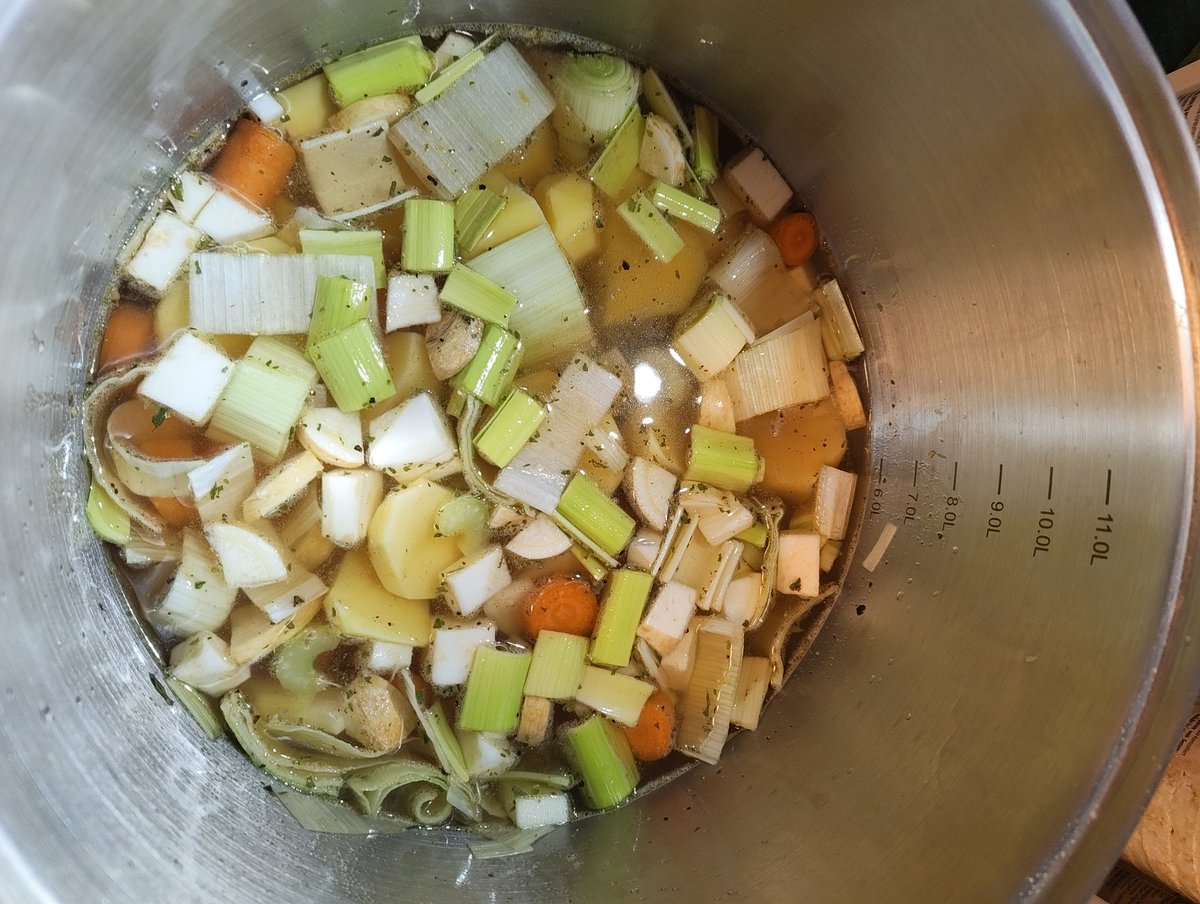 Making tato soup for days cause i'm an old man in winter