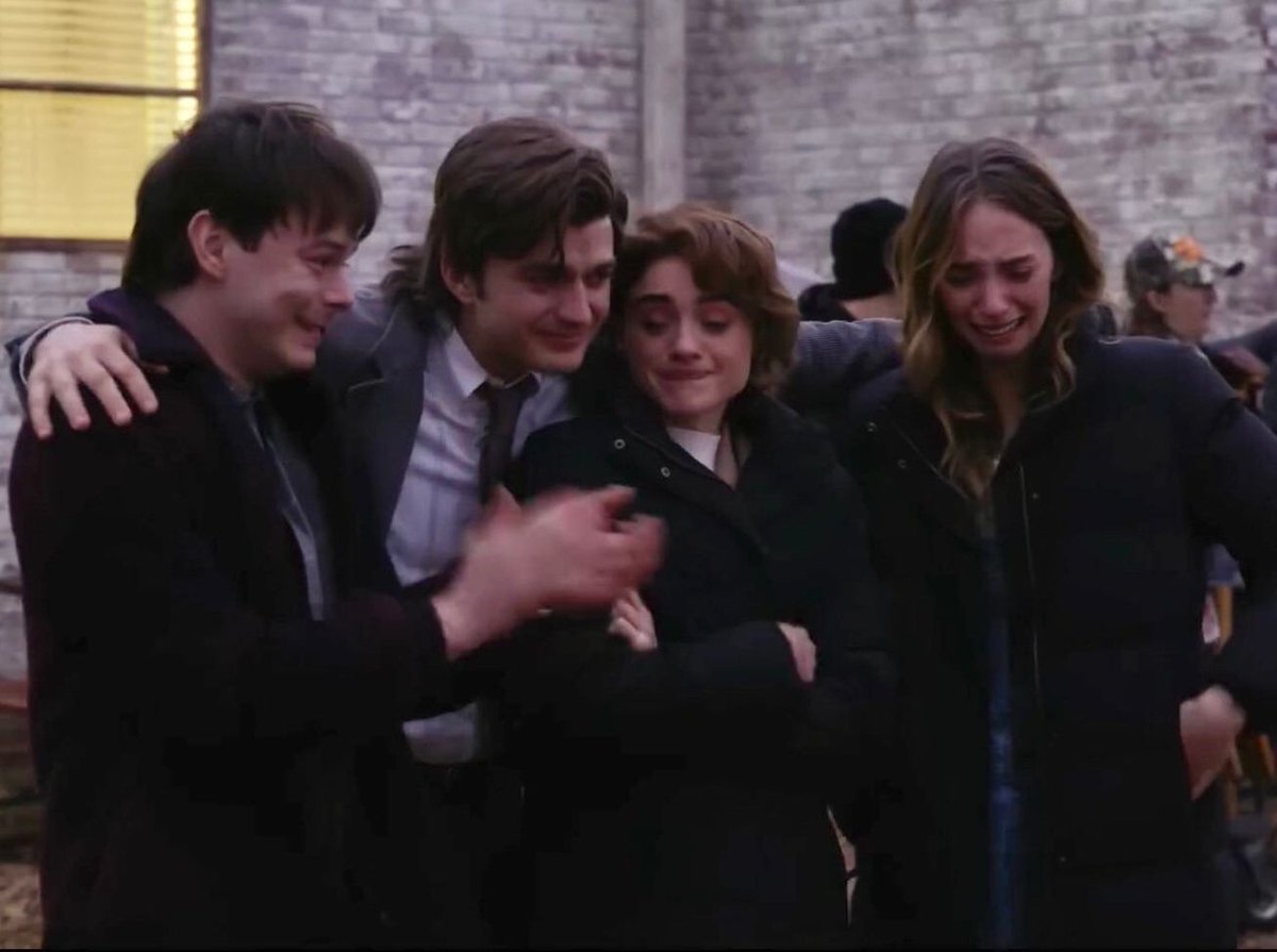 StrangerNews11's tweet image. OMG they’re literally sobbing 😭