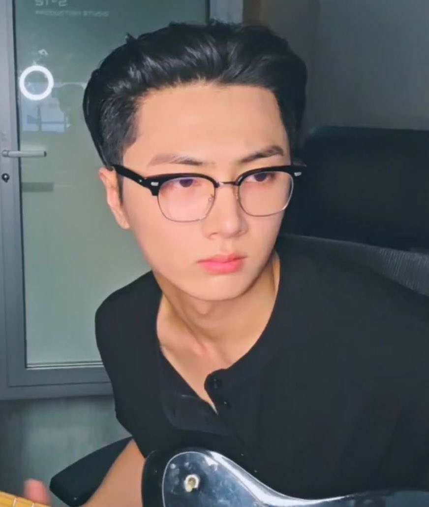 rikiavenue's tweet image. when you bestfriend someone so hard you start to turn into them