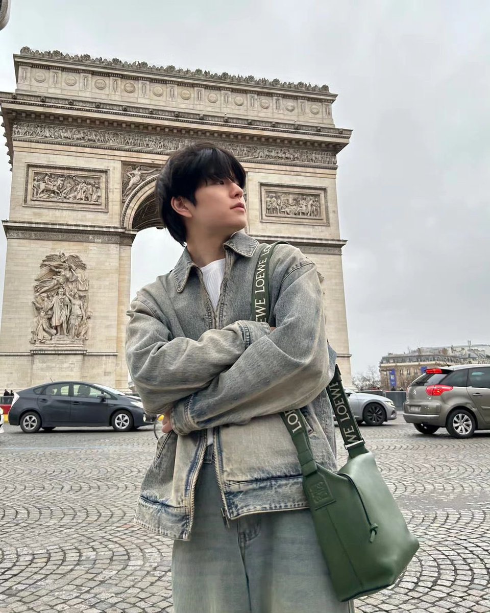 Chntweets's tweet photo. Mending lepasin ksm dr khm wkwk, intrnd isinya bkn khm &amp; shs doang. 
Mending balikin kim hjung, depak khm wk
Dipegang khm &amp; hs juga model bajunya mirip2, denim, longcoat, gombrong 🔁, ga banyak variasi.
Ters brand yg kerjasama seung ga semuanya dr intrnd🙃
Chnel, tsaki, c0ach wk https://t.co/Zi5q6EhVJw