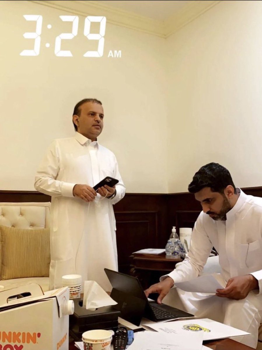 ثروباك يوم انتشرت هالصورة وجمهور النصر يحسب فيه صفقات كبيره قبل ماتقفل فترة الانتقالات وطلعت الاوراق شكاوي عليهم