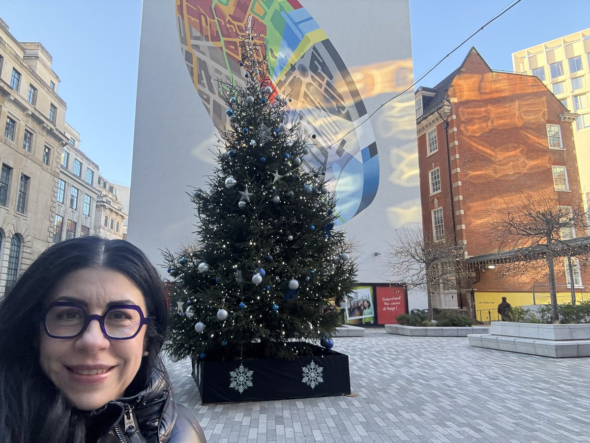 VRubioMarquez's tweet photo. Beginning the 2026 at @LSEnews today. It was great to deliver a lecture on “LATAM&amp;C Geoeconomics” for @lseideas. 

Thanks Teo and welcome Toño! 🙌🤩🤓📖📊📈📉 @LSEPublicPolicy https://t.co/8b7cNs5MDR
