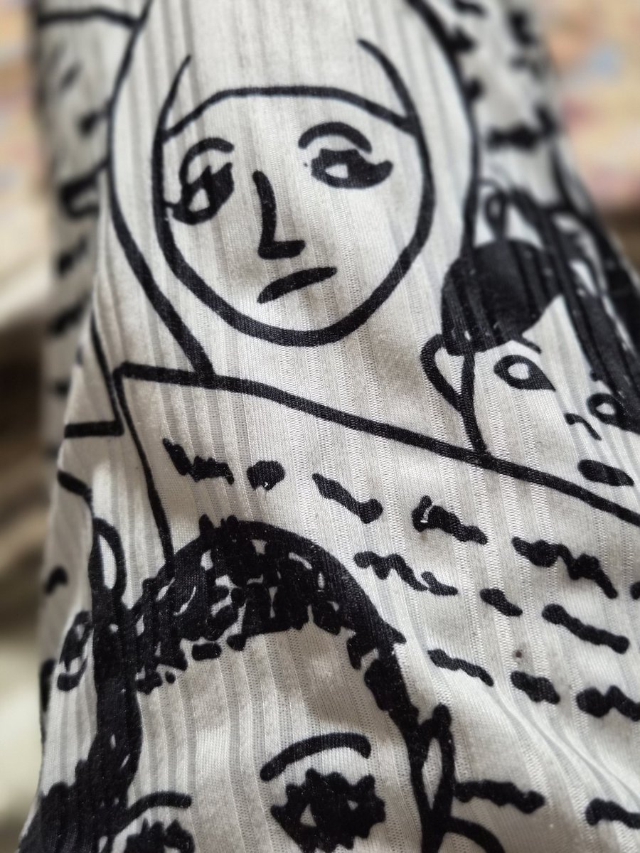 今日は正式な仕事はじめ。劇場に行ってきた｡
楽しかったけど、久しぶりに外に出たせいか、はたまた仕事前に行った歯医者のせいか、ちよっと疲れた｡
今一番着心地の良いパジャマで、寝る｡メチヤクチヤ落ち着かない柄だけど、なぜか良く眠れる。